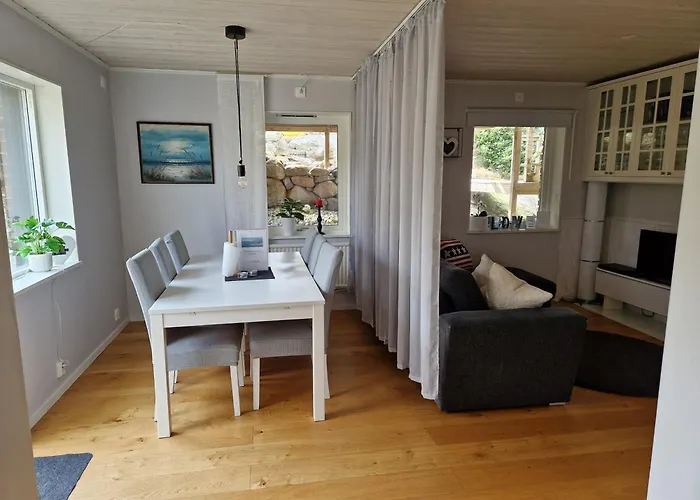 Skaergardsidyll Pa Bjoerkoe Med Gangavstand Till Havet